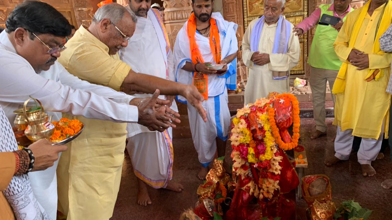 कटिहार के मिरचाईबाड़ी में सार्वजनिक "महावीर हनुमान मंदिर " जी के पुनर्निर्मित मंदिर में आयोजित श्री श्री 1008 सीताराम जी व हनुमान जी के प्राण प्रतिष्ठा कार्यक्रम