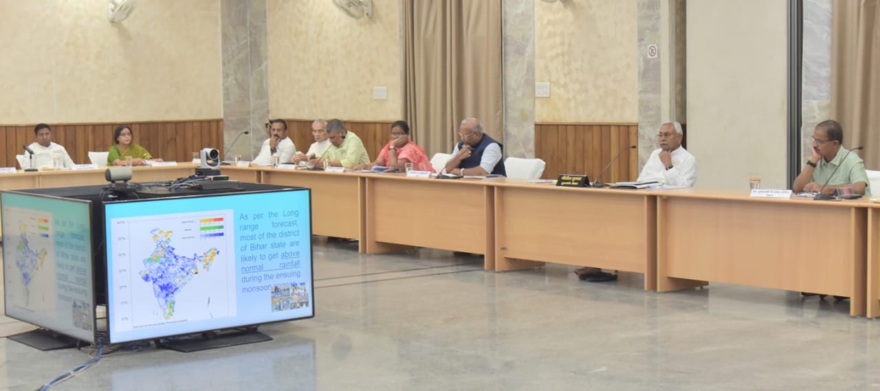 वीडियो कॉन्फ्रेंसिंग के माध्यम से संभावित बाढ़ एवं सुखाड़ की पूर्व तैयारियों की समीक्षा की।