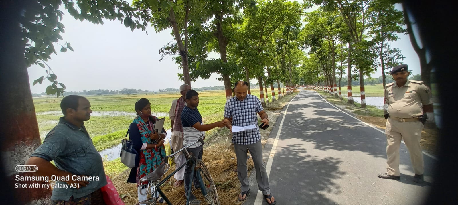 सुपौल अंचल के मलहद मौजा में बंदोबस्त कार्यालय द्वारा कराए जा रहे खानापूरी कार्य की समीक्षा