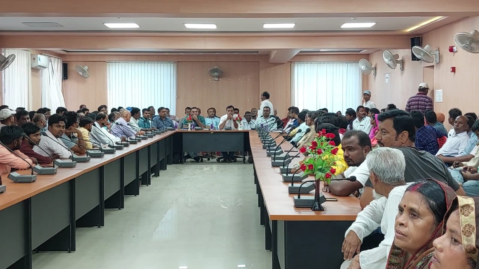 अपात्र लाभार्थी को हटाने के संबंध में पीडीएस डीलरों, विकासमित्र, पंचायत सचिव, एम.ओ और प्रखंड विकास पदाधिकरी के साथ बैठक