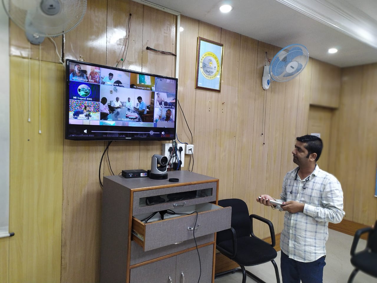 सुपौल की अध्यक्षता में पंचायत सरकार भवन के क्रियान्वयन से संबधित समीक्षा बैठक