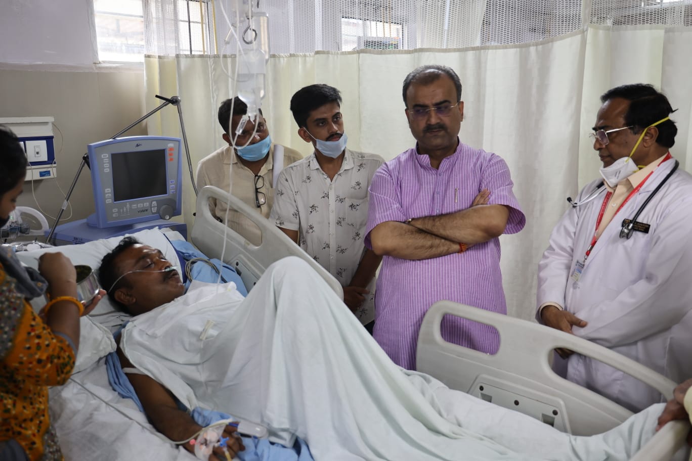 सड़क दुर्घटना में घायल सीतामढ़ी के मा. विधायक श्री मिथलेश कुमार जी से पटना के IGIMS अस्पताल