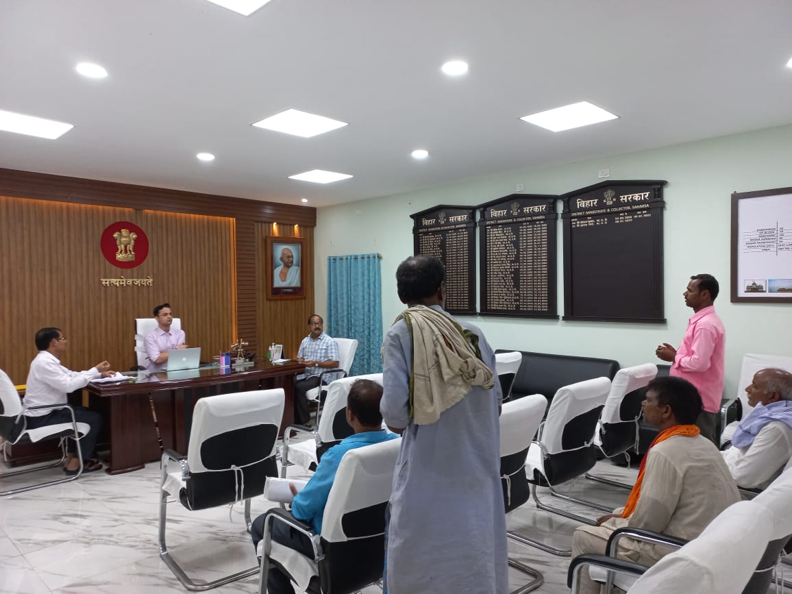 जिलाधिकारी श्री आनंद शर्मा ने आम जनता से मुलाकात की |
