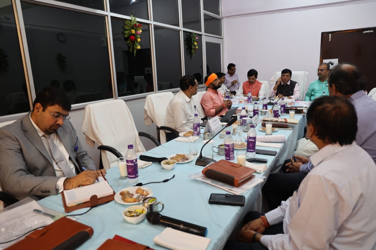 केन्द्रीय स्वास्थ्य एवम् परिवार कल्याण मंत्री श्री मनसुख भाई मांडवीया जी के साथ केंद्रीय प्लास्टिक इंजीनियरिंग और प्रौद्योगिकी संस्थान की समीक्षा बैठक