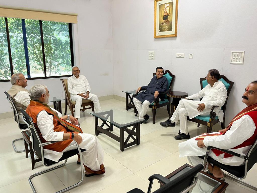 केंद्रीय मंत्री श्री nitin_gadkari जी ने पटना में बिहार के मुख्यमंत्री श्री NitishKumar जी से उनके निवास पर शिष्टाचार भेंट
