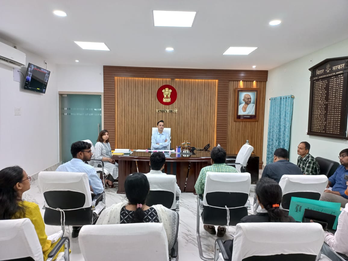 ज़िलाधिकारी श्री आनंद शर्मा की अध्यक्षता में विकास /जनकल्याण योजनाओं की समीक्षात्मक बैठक