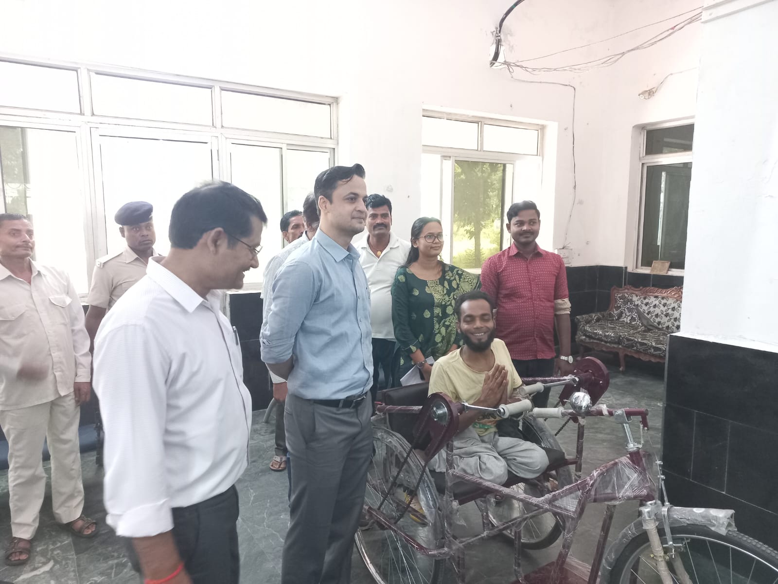 कहरा प्रखंड अंतर्गत सुलिन्दाबाद गाँव के दिव्यांग मो० मुन्ना को ट्राई साईकिल प्रदान किया।