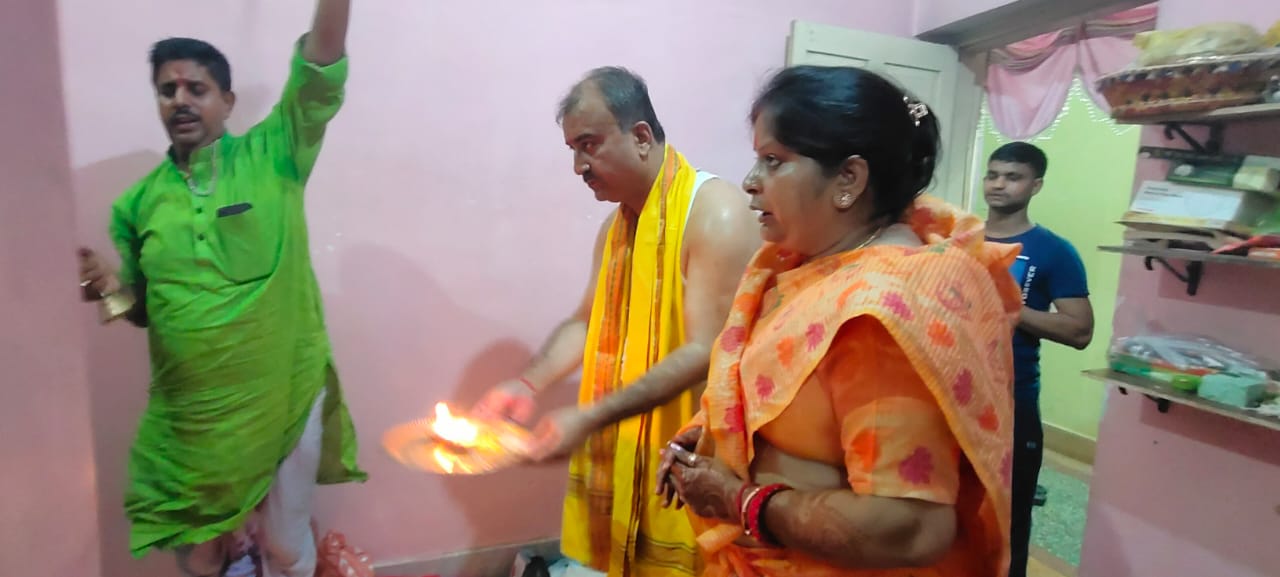 पुर्णिमा के शुभ अवसर पर अपने आवास पर पूजन हवन कर देश एवं राज्य वासियों के सुख एवं समृद्धि के लिए प्रार्थना