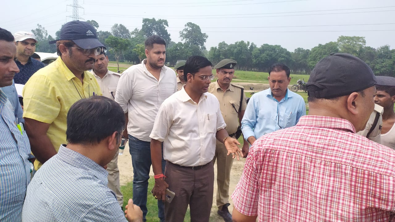 सुपौल द्वारा सुपौल-अररिया रेल लाइन के निर्माण के संदर्भ में मौजा-थुम्हा कटैया मिलिक में स्थल निरीक्षण