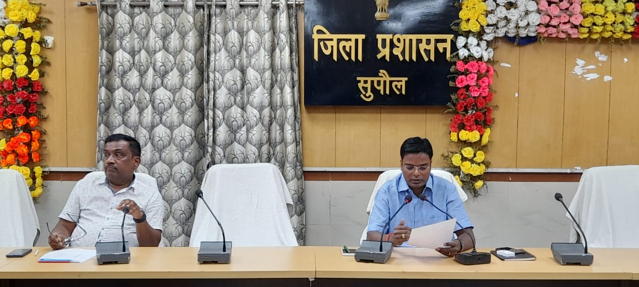 जनता दरबार से प्राप्त आवेदन पत्रों पर आवश्यक कार्रवाई के संबंध में समीक्षात्मक बैठक