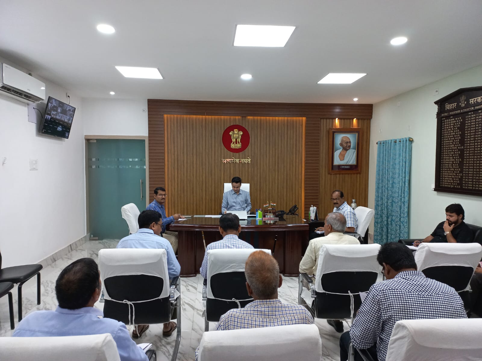 जिलास्तरीय पदाधिकारियों एवं अभियंताओं के साथ अपने कार्यालय वेश्म में समीक्षात्मक बैठक