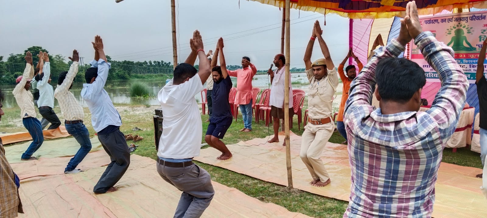किशनगंज में अन्तर्राष्ट्रीय योग दिवस मनाया गया जिसमें 'गंगा आरती' एवं वृक्षारोपण
