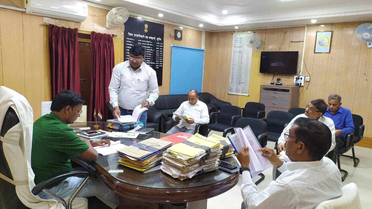 आगामी 5 वर्षों के लिए बंदोबस्ती हेतु बालू घाट/क्लस्टरबार न्यूनतम सुरक्षित जमा राशि से संबंधित जिला स्तरीय समिति की बैठक
