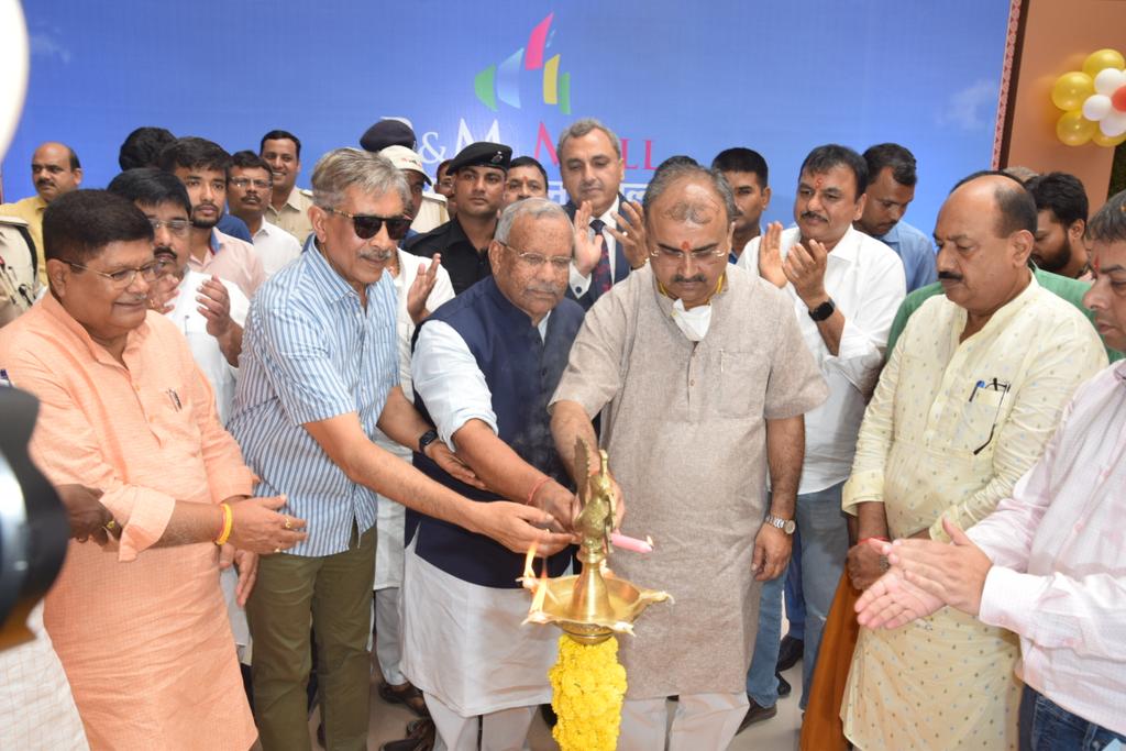 मुज़फ्फरपुर में बिहार सरकार के साथी मंत्री मंगल पांडे जी व पूर्व मंत्री सुरेश शर्मा जी के साथ नवनिर्मित पीएंडएम मॉल का उदघाटन