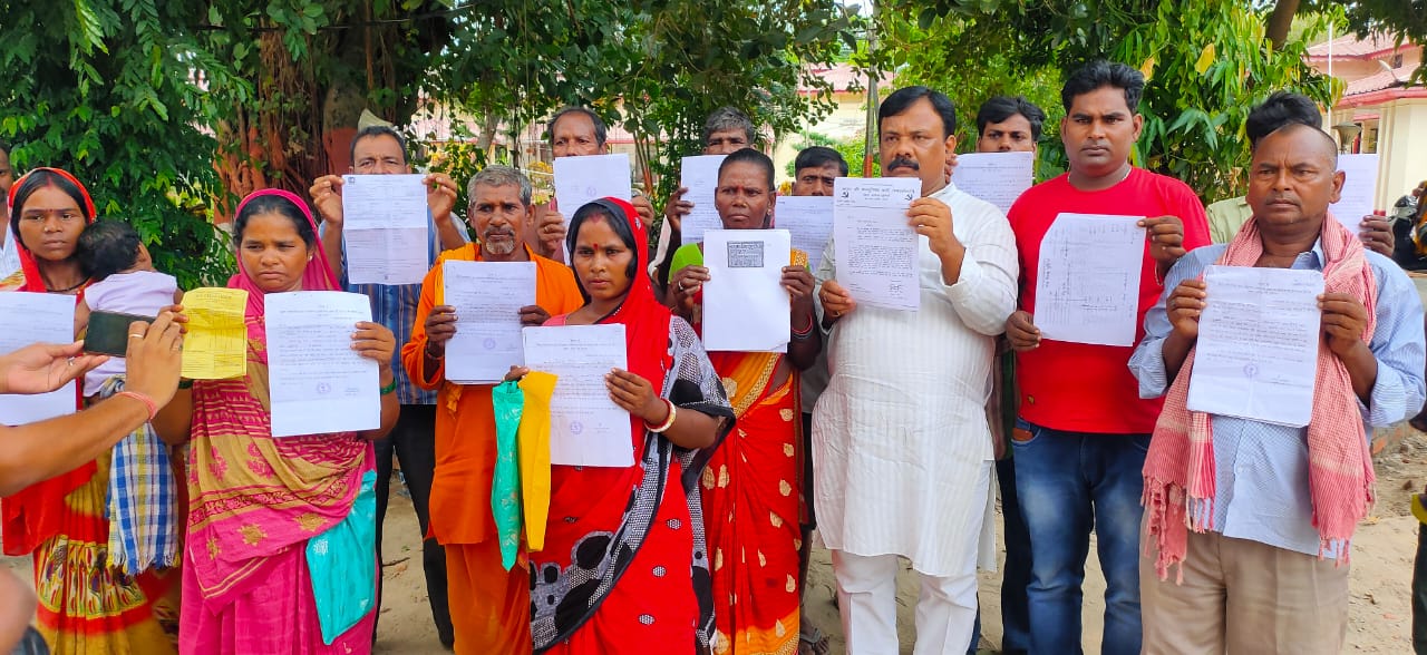 जीप सदस्य ने जिलाधिकारी को ज्ञापन सौंप कर कहा बगैर वैकल्पिक व्यवस्था किये गरीबो को उजाड़ना बंद करे सरकार।