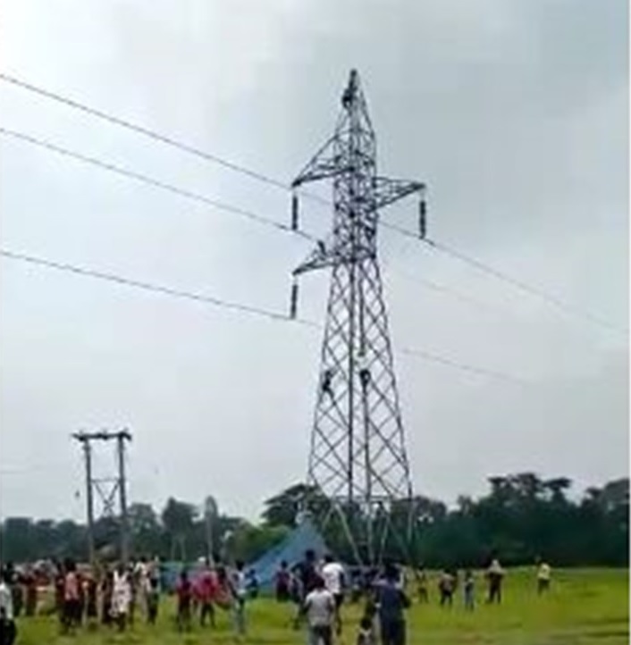 अजीबोगरीब घटना : एक शख्स शादी कराने की मांग पर विद्युत टावर पर चढ़कर सुसाइड की कोशिश की, ग्रामीणों ने किसी तरह युवक को उतारा टावर से