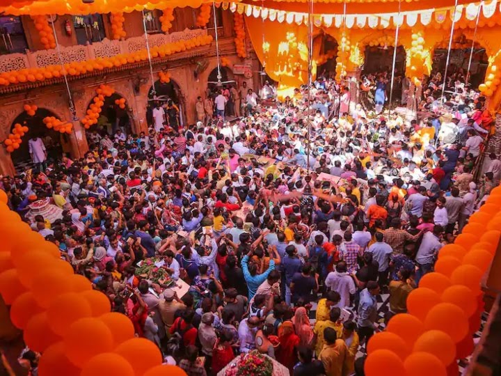 Mathura: जन्माष्टमी के मौके पर मथुरा के बांके बिहारी मंदिर में मची भगदड़, दो श्रद्धालुओं की मौत, कई घायल