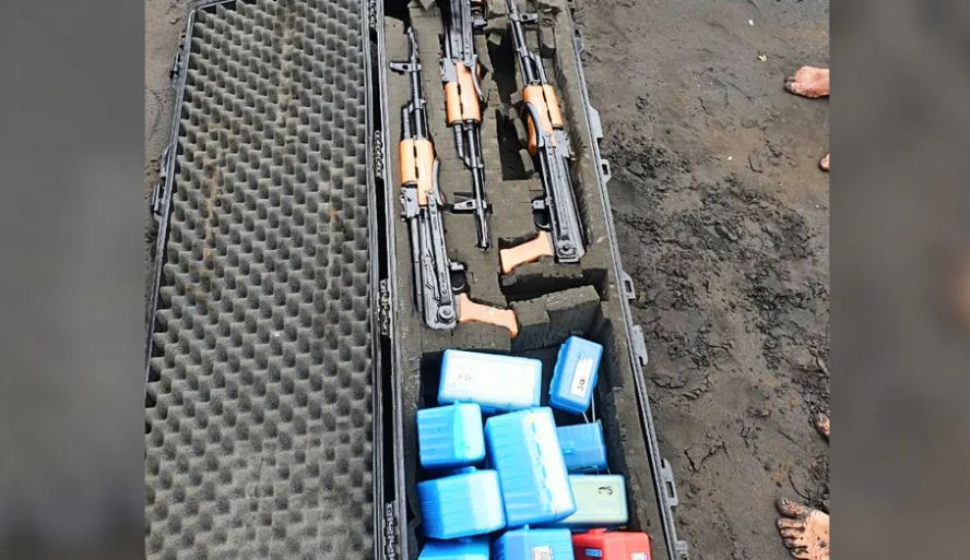 महाराष्ट्र : मिली AK-47 और कई हथियारों से भरी नाव, मचा हड़कंप