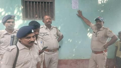 Purnia:- हत्या के मामले में फरार आरोपियों के घर चिपकाया इस्तिेहार