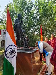 रक्षा मंत्री राजनाथ सिंह ने उलानबटोर में महात्मा गांधी की प्रतिमा पर श्रद्धांजलि अर्पित की