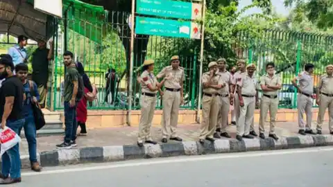 जामिया मिल्लिया इस्लामिया में भिड़े दो छात्र गुट,फायरिंग में एक छात्र घायल,अस्पताल में भर्ती