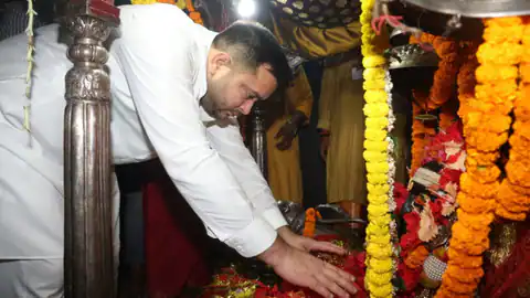 तेजस्वी यादव के मंदिर में चप्पल पहनकर जाने पर विवाद, बीजेपी बोली- ऐसे बनेंगे धर्मनिरपेक्ष