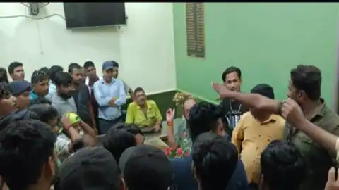 Katihar:- फॉर्म जांच नहीं होने पर छात्रों का हंगामा