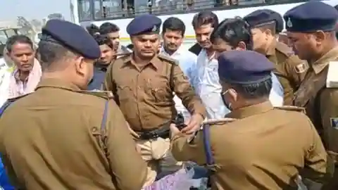 नवादा में दिनदहाड़े बुजुर्ग से 10 लाख रुपए झपटे, थाने से महज 100 गज दूर हुई वारदात; तमाशबीन बने रहे लोग