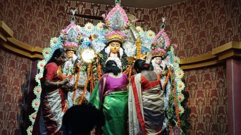 Durga Puja 2022: पटना में सिंदूर खेला के साथ की गई मां दुर्गा की विदाई, घाटों पर हुआ मूर्ति विसर्जन