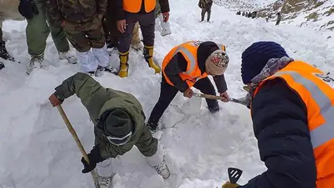 उत्तरकाशी में हिमस्खलन में फंसे 19 पर्वतारोहियों की मौत,हेलीकॉप्टर से वापस लाए जा रहे शव