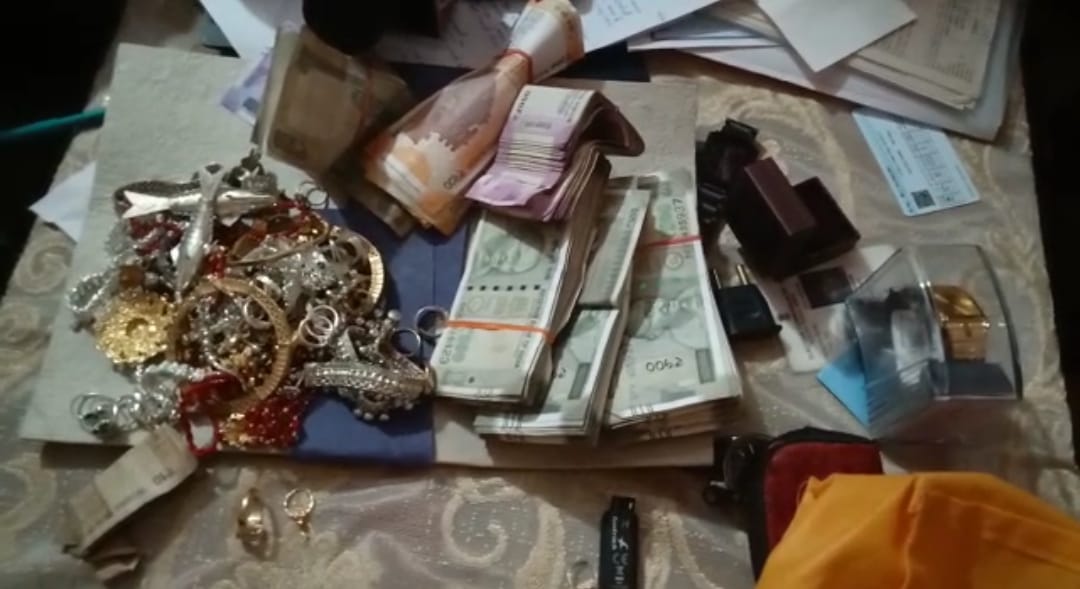 Purnia: धनतेरस से पहले धनकुबेर इंजीनियर के घर से धन बटोर कर ले गया निगरानी विभाग, विजिलेंस की रेड में अकूत सम्पत्ति