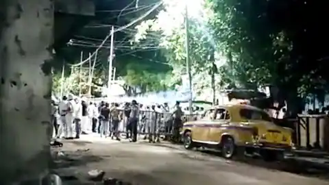 बंगाल में फिर हिंसा, मोमिनपुर में गाड़ियों में तोड़फोड़ और आगजनी, सेंट्रल फोर्स की तैनाती की मांग