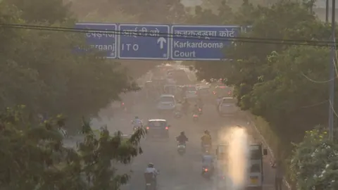 दिल्ली की हवा होने लगी खराब, पटाखों और पराली से और बिगड़ेंगे हालात! इस शहर का AQI सबसे कम
