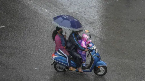 Bihar Weather: बिहार के 14 जिलों में वज्रपात की चेतावनी, कुछ इलाकों में बारिश के आसार