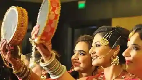 करवाचौथ पर बिक गए 3000 करोड़ रुपये के आभूषण, पिछले साल के मुकाबले सोना 3400 रुपये महंगा