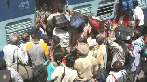 बिहारियों को भेड़-बकरी समझता है रेलवे, आधी हो गई ट्रेन में स्लीपर और जनरल कोच की संख्या