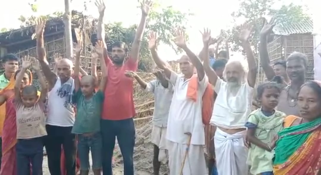 सड़क निर्माण में गड़बड़ी का लगाया आरोप, किया प्रदर्शन ।