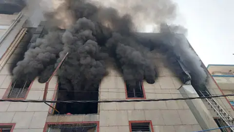दिल्ली के नरेला इंडस्ट्रियल एरिया में भीषण आग; दो की मौत, दमकल की 10 गाड़ियां मौके पर मौजूद