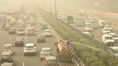 349 पर पहुंचा दिल्ली-एनसीआर का AQI, नोएडा से दिल्ली आने वाले इन वाहनों पर लगी रोक