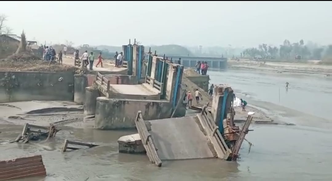 2 साल पहले साइफन के पूल में पड़ी थी दरार , लेकिन अधिकारियों ने कर दिया नजर-अंदाज ।