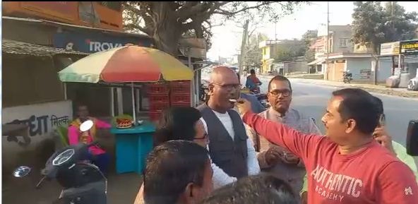 बिटिया के जन्म पर झूमा परिवार : अस्पताल से घर तक बैंड-बाजे के साथ स्वागत, खूब बंटी मिठाइयां