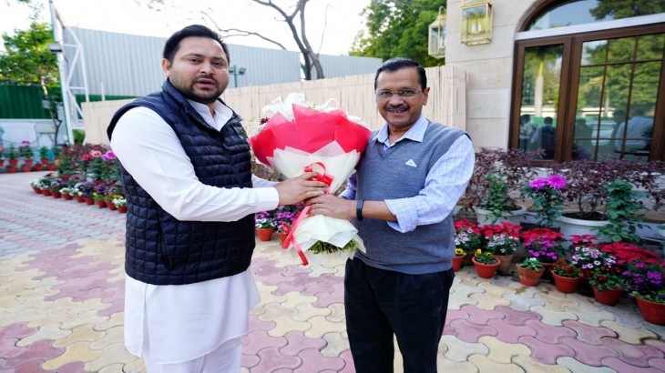 अरविंद केजरीवाल से मिले तेजस्वी यादव, Twitter पर लिखा- हमें मिलकर देश बचाना है