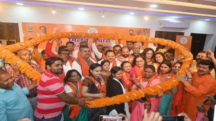 Bihar Politics: मुजफ्फरपुर में JDU को लगा बड़ा झटका, बड़े नेता समेत 100 समर्थक BJP में शामिल