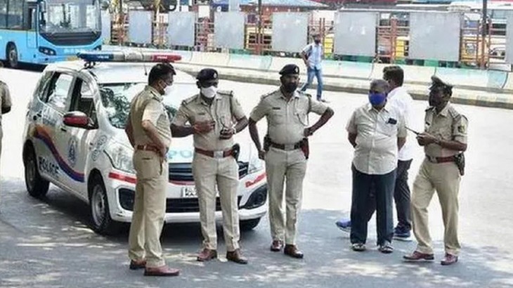 बदमाश ने छीने 95 हजार रुपये और 2 सोने की चेन, कार में सिगरेट पी रहा था शख्स