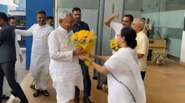 Nitish Kumar और Tejashwi Yadav पहुंचे कोलकाता, ममता से करेंगे 'सीक्रेट टॉक'
