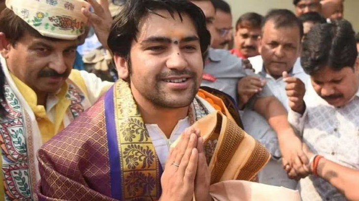 पंडित धीरेंद्र शास्त्री के खिलाफ बिहार सरकार ने लिया बड़ा एक्शन, इतने रुपये का लगा जुर्माना