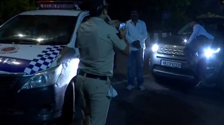 कार नंबर BR25PA2935 ने कैब चालक को बोनट पर कई किलोमीटर घसीटा, दिल्ली पुलिस ने बचाया