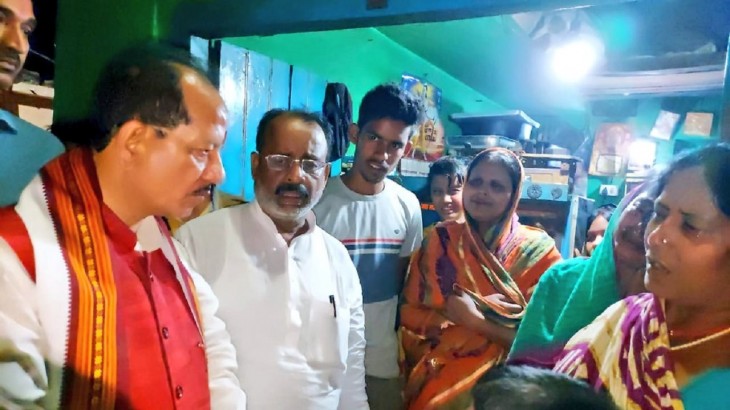 आरा: दीपक गुप्ता के परिजनों से विजय सिन्हा ने की मुलाकात, नीतीश सरकार पर साधा निशाना, बदमाशों ने की थी हत्या