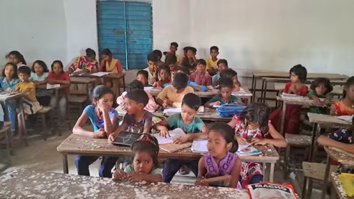 गया के इस स्कूल का हाल बेहाल, एक कक्षा में पढ़ते हैं 1 से 8वीं तक के छात्र
