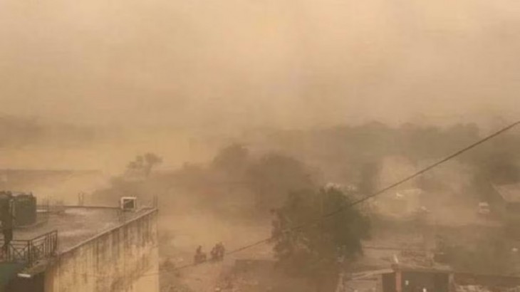 तेज आंधी ने बरपाया कहर, 150 से ज्यादा घर हुए तबाह